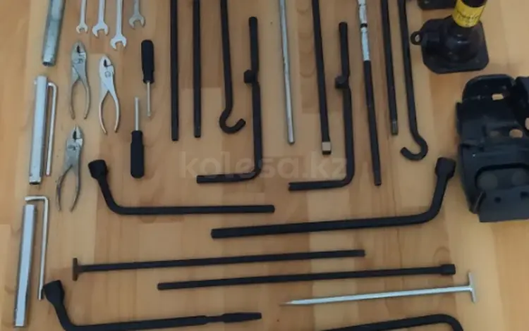 Домкрат штатный набор инструментов ключей оригинал за 15 000 тг. в Алматы