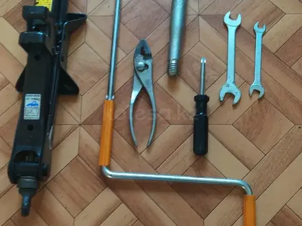 Домкрат штатный набор инструментов ключей оригинал за 15 000 тг. в Алматы – фото 26