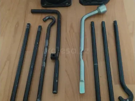 Домкрат штатный набор инструментов ключей оригинал за 15 000 тг. в Алматы – фото 28