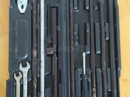Домкрат штатный набор инструментов ключей оригинал за 15 000 тг. в Алматы – фото 41