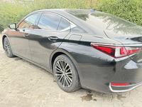 Lexus ES 250 2022 года за 26 000 000 тг. в Атырау