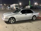 Mercedes-Benz E 320 1995 года за 2 100 000 тг. в Тараз – фото 2