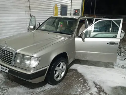 Mercedes-Benz E 230 1991 года за 2 200 000 тг. в Караганда – фото 5