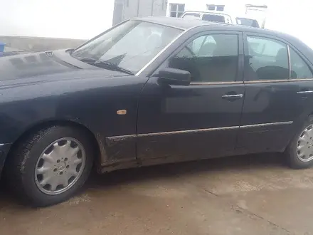 Mercedes-Benz E 230 1997 года за 2 100 000 тг. в Шымкент – фото 2