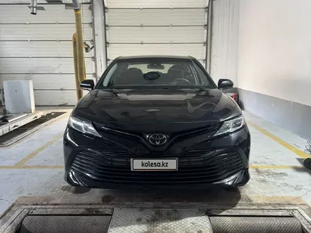 Toyota Camry 2017 года за 8 500 000 тг. в Атырау