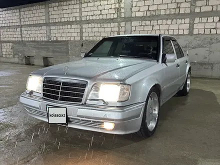 Mercedes-Benz E 320 1993 года за 4 000 000 тг. в Актау – фото 3