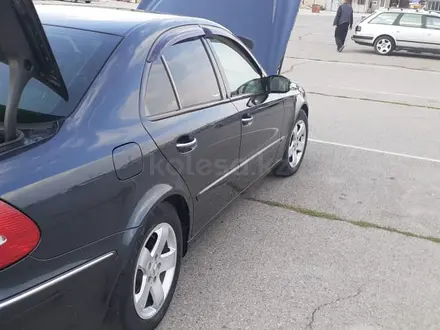 Mercedes-Benz E 320 2004 года за 6 000 000 тг. в Тараз – фото 6