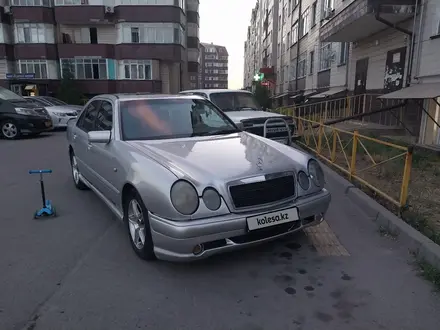 Mercedes-Benz E 320 1997 года за 3 200 000 тг. в Алматы – фото 2