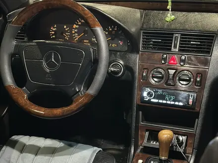 Mercedes-Benz C 200 1998 года за 3 350 000 тг. в Караганда – фото 35