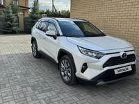 Toyota RAV4 2021 года за 16 300 000 тг. в Актобе