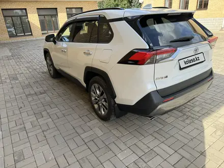 Toyota RAV4 2020 года за 16 200 000 тг. в Актобе – фото 3