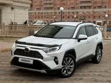 Toyota RAV4 2020 года за 19 300 000 тг. в Актау