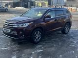 Toyota Highlander 2018 года за 18 800 000 тг. в Алматы – фото 2