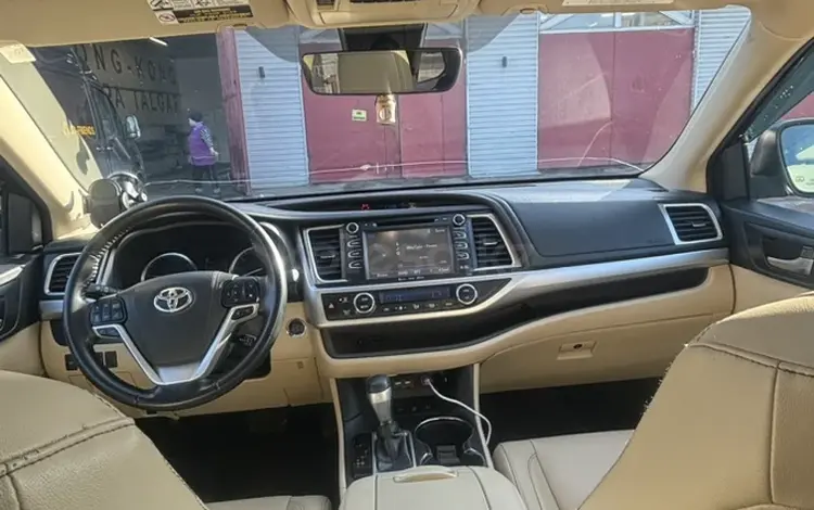 Toyota Highlander 2018 годаfor18 600 000 тг. в Алматы