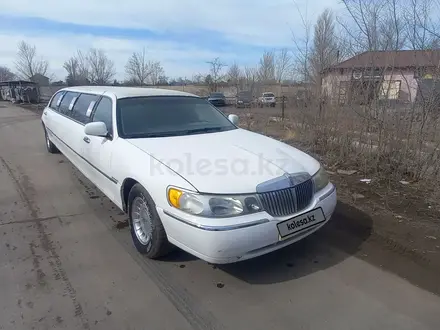 Lincoln Town Car 1999 года за 800 000 тг. в Астана