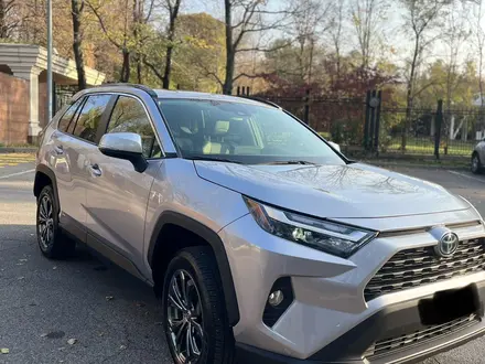 Toyota RAV4 2022 года за 16 500 000 тг. в Алматы – фото 2