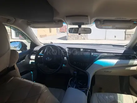Toyota Camry 2020 года за 11 500 000 тг. в Жанаозен – фото 4