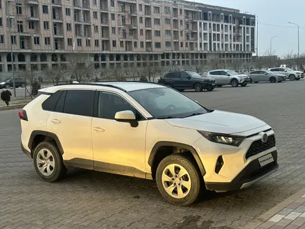 Toyota RAV4 2020 года за 16 200 000 тг. в Актау