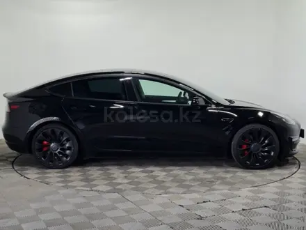 Tesla Model 3 2022 года за 9 990 000 тг. в Алматы – фото 4
