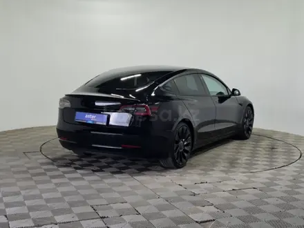 Tesla Model 3 2022 года за 9 990 000 тг. в Алматы – фото 5
