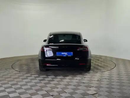 Tesla Model 3 2022 года за 9 990 000 тг. в Алматы – фото 6