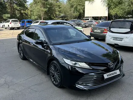 Toyota Camry 2019 года за 14 800 000 тг. в Алматы – фото 3