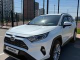 Toyota RAV4 2020 года за 13 950 000 тг. в Астана – фото 2