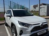Toyota RAV4 2020 года за 13 950 000 тг. в Астана