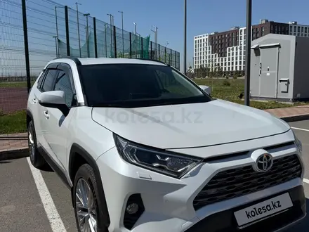 Toyota RAV4 2020 года за 12 850 000 тг. в Астана