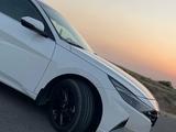 Hyundai Elantra 2021 года за 9 500 000 тг. в Шымкент – фото 2