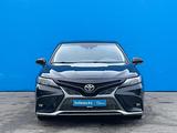 Toyota Camry 2021 года за 10 820 000 тг. в Алматы – фото 2