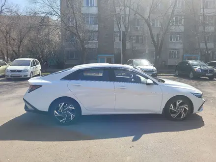 Hyundai Elantra 2023 года за 8 900 000 тг. в Алматы – фото 2