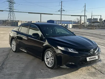 Toyota Camry 2019 года за 10 800 000 тг. в Караганда – фото 2