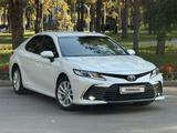 Toyota Camry 2023 года за 13 900 000 тг. в Алматы