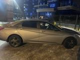 Hyundai Elantra 2022 годаfor9 400 000 тг. в Астана – фото 2