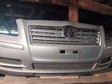 Бампер передний toyota avensis за 100 000 тг. в Алматы