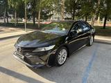 Toyota Camry 2019 года за 13 900 000 тг. в Астана – фото 2