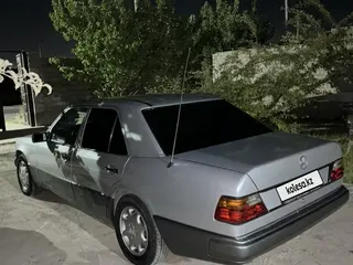 Mercedes-Benz E 230