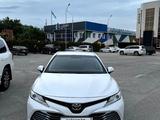 Toyota Camry 2018 годаүшін14 000 000 тг. в Актобе – фото 2