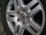Комплект колес диск с шинами W Touareg р18 идеальном состоянииүшін250 000 тг. в Алматы – фото 5