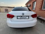 Volkswagen Passat 2012 года за 8 300 000 тг. в Атырау – фото 2