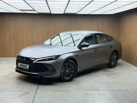 BYD Qin L DM-i Leading 2025 года за 10 100 000 тг. в Алматы