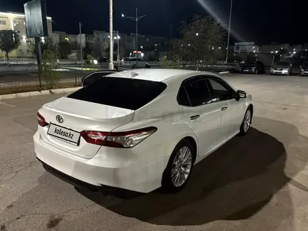 Toyota Camry 2019 года за 13 000 000 тг. в Жанаозен – фото 2