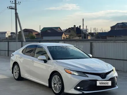 Toyota Camry 2020 года за 12 300 000 тг. в Атырау – фото 3