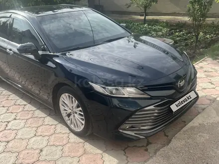 Toyota Camry 2018 года за 13 500 000 тг. в Алматы
