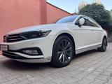 Volkswagen Passat 2021 года за 14 800 000 тг. в Алматы