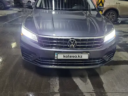 Volkswagen Passat 2017 года за 9 500 000 тг. в Алматы