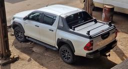 Шторка жалюзи и спойлер Hilux за 600 000 тг. в Алматы – фото 2