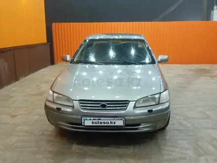 Toyota Camry 1998 года за 2 500 000 тг. в Жанаозен – фото 2