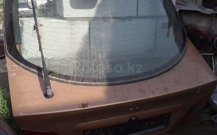 Крышка багажника митсубиси каризма рестайлинг хэчбэк за 45 000 тг. в Костанай